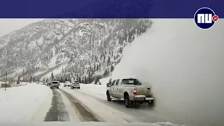 Dashcam filmt hoe lawine auto's opslokt in Colorado