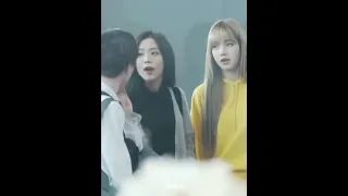 JISOO BLACKPINK REACTION WHEN THE MANAGER LOST LISA'S PASSPORT