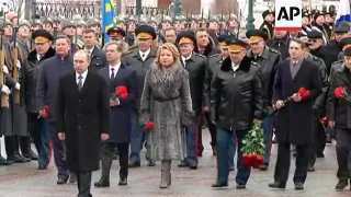 Putin lays wreath at Tomb of Unknown Soldier