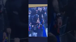 Le supporter qui a lancé une bouteille sur Payet se fait gifler 😂😂