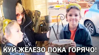 Алла Пугачева с мужем Максимом Галкиным и сыном Гарри в кузнечной мастерской