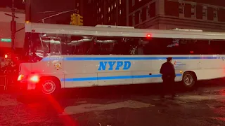 Un bus qui transporterait des manifestants détenus à Columbia s'éloigne | AFP Images