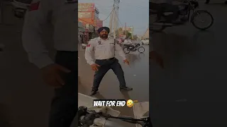 Officer n bus ko hath dea kya ?? 🤔