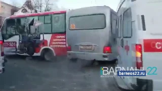 Четыре человека пострадали в аварии в центре Барнаула