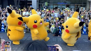 「Pikachu Gathering!!」のピカチュウ達の行進と最後尾のピカチュウが去り際に振り向いて丁寧にお辞儀をして去って行きます♪♬【グランモール公園、令和5年8月8日火曜日初日2回目】