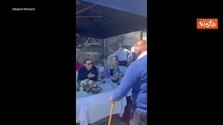 Berlusconi arriva a Napoli e canta "Malafemmena" a pranzo con la sua nuova compagna