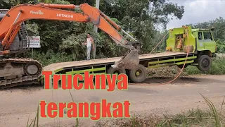 Cara Menaikkan Excavator ke Atas Truck