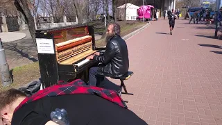 Man plays in street, people were shocked. Уличный музыкант, музыка для души.