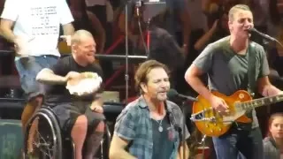 Pearl Jam "Rockin' In The Free World" Miami,FL 4/9/16 HD