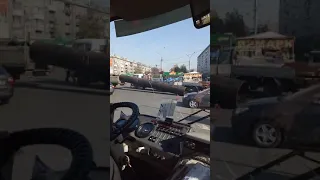 Огромная труба выпала на ходу у грузовика в Новокузнецке.