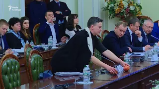 Надія Савченко показала гранати, що принесла в Раду