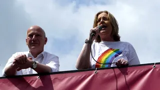 CSD Berlin 22 07 2023 Bundestagspräsidentin Bärbel Bas - Regenbogenflagge Reichstag