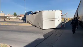 Se descompone tráiler en plena vía y se lo lleva el tren