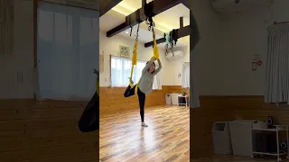 【aerial yoga】　エアリアルナタラージャーサナ。胸を開き、ポーズを作るために背中を引き締め、体幹を使います🧘‍♀️ #イワセヨガ　#空中ヨガ  #ヨガインストラクター