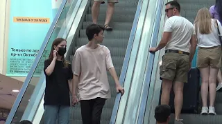 Эскалатор пранк |  Погладить незнакомца по руке | Hand touch on the escalator prank