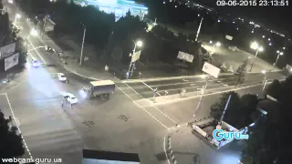 Грузовик с военными протаранил два автомобиля в Мариуполе (видео)