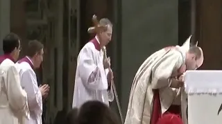 Mons. Guido Marini salva a Férula de Bento XVI