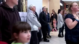 Todos Cantam Let It Be no Shopping (Lindo Demais)