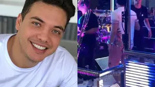 Wesley Safadão Dançando e cantando no seu bloco