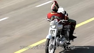 Indian soldiers perform amazing bike stunt in Republic day 1993