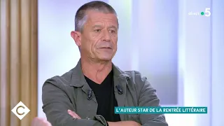 Emmanuel Carrère : l’auteur star de la rentrée littéraire avec Yoga - C à Vous - 02/10/2020