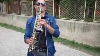 Радо (12 Б клас) свири на саксофон на изпращането на випуск 2013, 14.05.13г