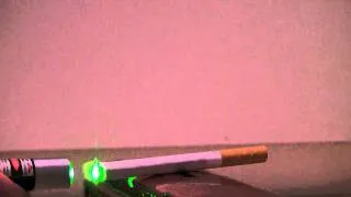 100mW laser vs. Zigarette [HD]