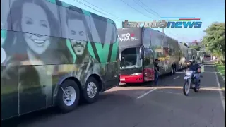 Cortejo com ônibus de sertanejos leva corpo de Aleksandro para sepultamento