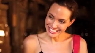 Thailand: Angelina Jolie visits refugees from Myanmar