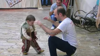 Сладкий армянин танцует национальный танец: "Ярхушта"