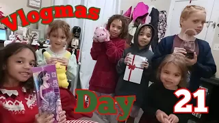 *Vlogmas Day 21* [Secret Santa Sibling Exchange ]+ Holiday clothes and pj's from Shein and Temu