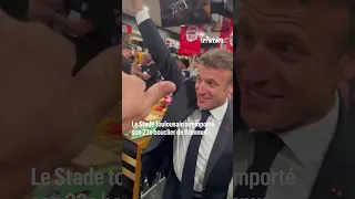 Quand Emmanuel Macron descend une bière cul sec dans le vestiaire de Toulouse