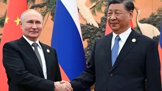 Владимира Путина приветствуют в Пекине