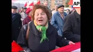 Russians celebrate May Day with parades