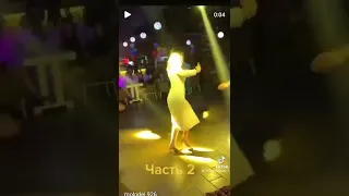 Ақ көйлектегі қыз 😍 биді 🔥🔥🔥 #той #бижарыс #танцы #тикток #tiktok #dance #trending