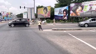 A DISABLED MAN DIRECTING TRAFFIC BECAUSE THE TRAFFIC LIGHTS 🚦 IS NOT WORKING.. GHANA 🇬🇭