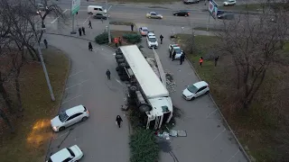 В Днепре на Космической перевернулась фура с йогуртами