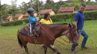Arthur andando de cavalo - Fazenda da Colina Menino da Porteira