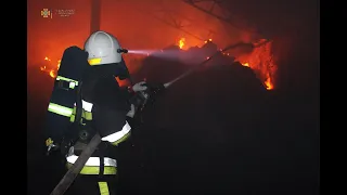 Волочиські вогнеборці ліквідували пожежу тюків соломи та сіна (ЗМІ)