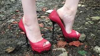 High heels in mud, high heels abuse, high heels stuck in ground, dirty high heels walking (# 803)