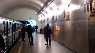 Неадекват в метро