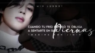 Cuando tu frío esposo te obliga a sentarse en sus piernas | Imagina con Jimin