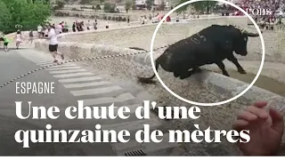 Un taureau se précipite dans le vide lors d'une fête en Espagne