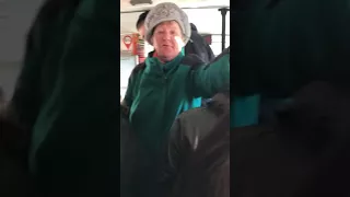 Весёлая поездка в автобусе!! Бабка жжёт!!