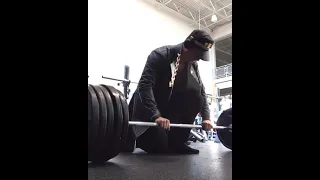 Mentally ill man deadlifts 500lbs dressed as jotaro kujo