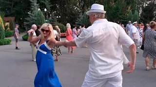 Я ДЛЯ ТЕБЯ ОДНОЙ ЖИВУ, ЛЮБОВЬ МОЯ!🕺💃👍/ТАНЦЫ В ПАРКЕ ГОРЬКОГО ХАРЬКОВ АВГУСТ 2021