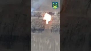 🇺🇦Ukraine Heavy ARTILERY 🇺🇲M777 destroyed russian armoured vehicle #shorts #ukrainewar