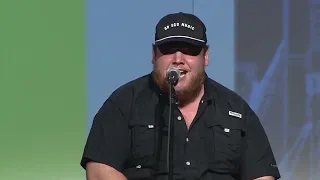 Luke Combs - 'Beautiful Crazy' 'She got the best of me' Live from the Awards & Hall of Fame Dinner