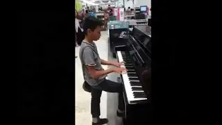 Niño que toca el piano es viral en redes; tienda departamental lo busca