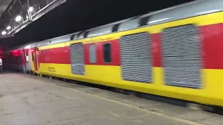 !! 12267 Mumbai Central - Hapa AC Duronto Express WAP-7 Crossing Borivali Mumbai Suburban Station !!